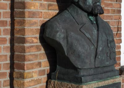 Borstbeeld Dorus Rijkers linker aanzicht