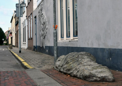 Kunstwerk De Zwerver aan de koningdwarsstraat