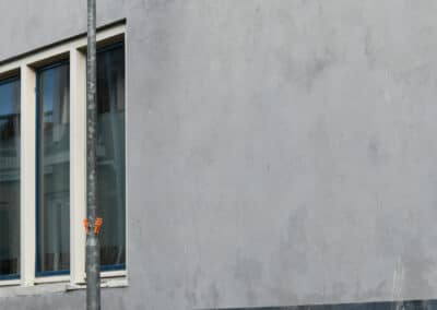 Beeld van zwerver Koningdwarsstraat