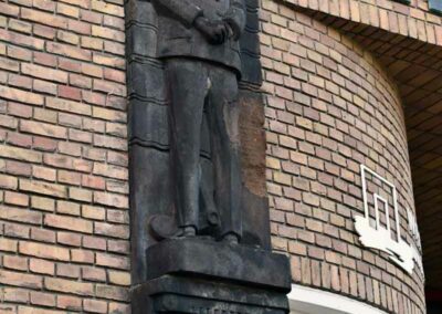 Gevelbeeld "Leerling Machinist" Willem Coenraad Brouwer