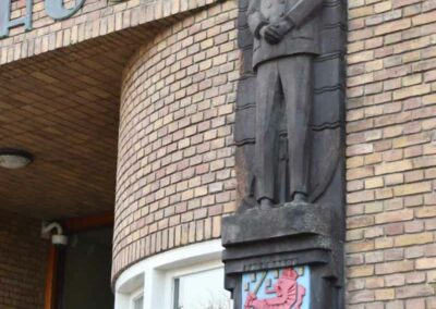 Gevelbeeld "Stuurmansleerling" Willem Coenraad Brouwer