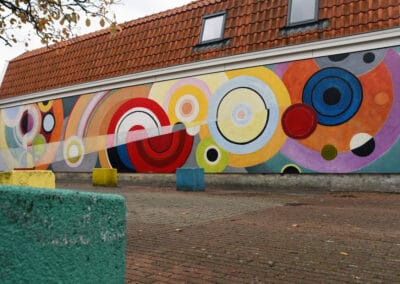 Muurschildering tuindorpschool vanuit laag standpunt