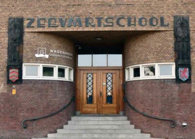 Gevelbeelden langs ingang voormalig Zeevaartschool, Den Helder
