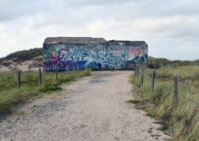 Pad naar bunker met kunstwerk
