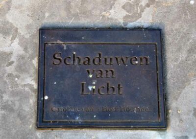 Bordje bij kunstwerk "Schaduwen van Licht" Caroline van 't Hoff-Horthner