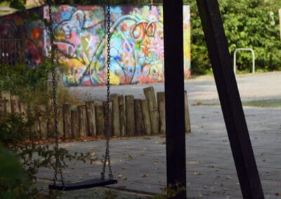 Schommel met kameleon kunstwerk