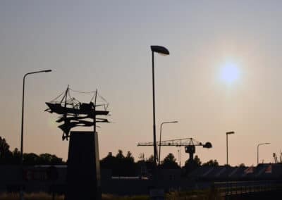 Visserijmonument bij zonsondergang in Den Helder