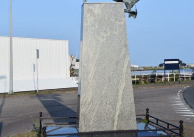 Visserijmonument met bankje aan het nieuwe diep