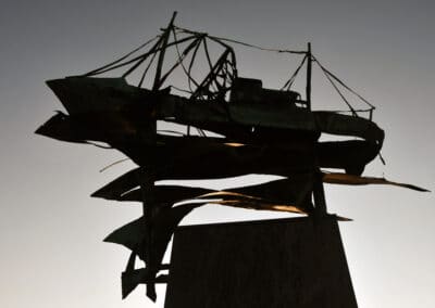 Schip visserijmonument met tegenlicht