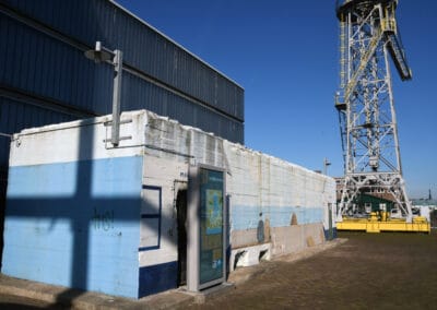 Bunker nabij de jachthaven met hijskraan