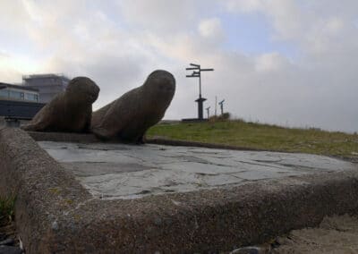 Beeld van twee zeeleeuwen op de zeepromenade