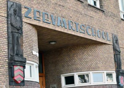 Gevelbeeld: Twee Leerlingen Zeevaartschool